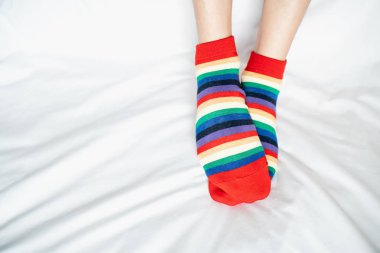 Kadın bacaklar çorap renkleri alternatif, beyaz kumaş zemin üzerinde yan stand.