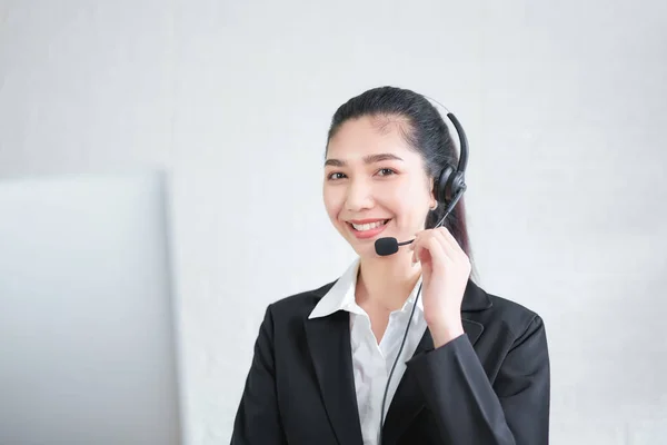 Mujer Asiática Sonriente Consultora Que Usa Auriculares Micrófono Del Operador — Foto de Stock