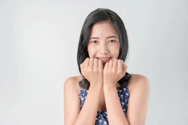 Alegre Hermosa Mujer Asiática Cara Feliz Sonrisa Sobre Fondo Gris —  Fotos de Stock