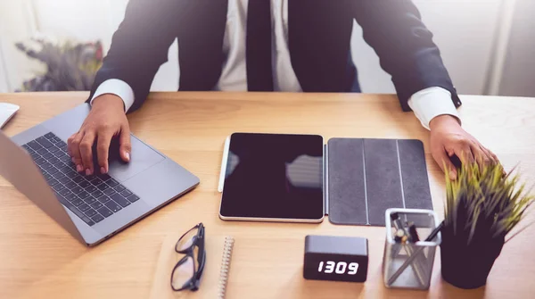 Zakenman Handen Met Behulp Van Laptop Met Digitale Tablet Tafel — Stockfoto