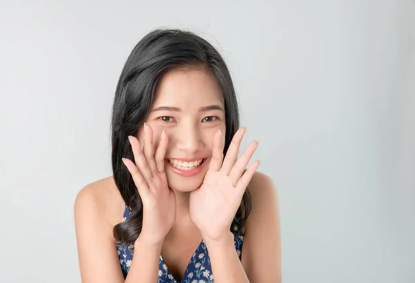 Atractiva Joven Mujer Asiática Anunciando Con Las Manos Boca Contando — Foto de Stock