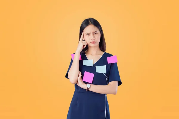 亚洲商业女性因工作辛苦而感到头痛 邮报在身体上注明 橙色背景 — 图库照片