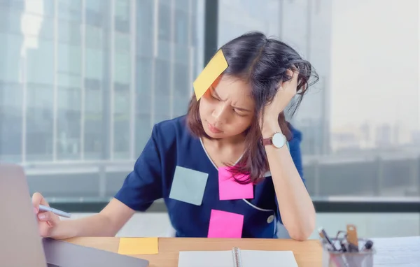 Aziatische Business Vrouwen Gevoel Hoofdpijn Van Hard Werken Van Het — Stockfoto