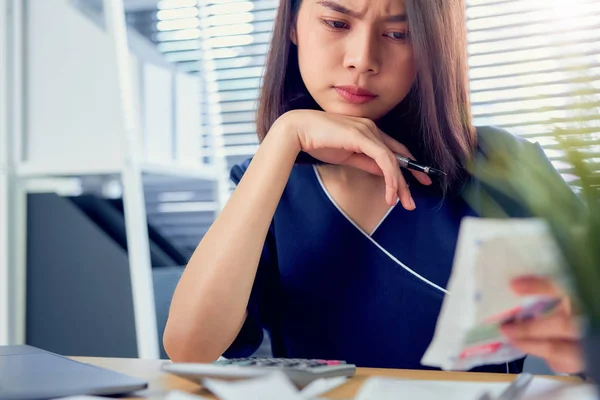 Verdrietig Aziatische Vrouw Hand Houden Kosten Rekening Berekening Schuldenrekeningen Maandelijks — Stockfoto