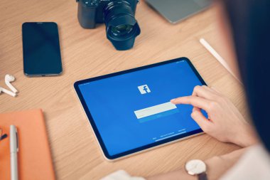 Bangkok, Tayland - 24 Ekim 2019: hand is press the Facebook screen on apple ipad Pro, Social media are using information share and networking.