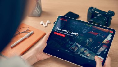 Bangkok, Tayland - 24 Ekim 2019: Kadınlar iPad Pro ekranında Netflix uygulaması kullanır. Netflix, televizyon bölümleri ve filmler için uluslararası bir abonelik servisidir..