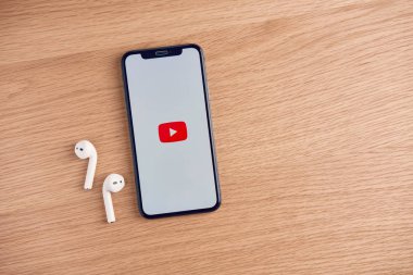 Bangkok, Tayland - 24 Ekim 2019: Masadaki elmalı telefonda Youtube ekranı, Youtube popüler çevrimiçi video paylaşım sitesidir..