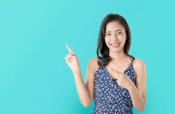 Çekici Genç Asyalı Bir Kadın Parmağıyla Işaret Ediyor Mavi Arka — Stok fotoğraf