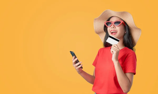 Sonríe Felizmente Mujer Asiática Camiseta Roja Celebración Teléfono Inteligente Compras —  Fotos de Stock