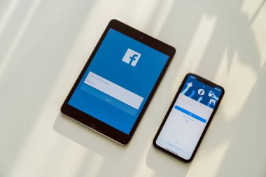 Bangkok, Tayland - 09 Ağustos 2020: Apple iphone 11 ve iPad üzerinde Facebook ekranı, Sosyal medya bilgi paylaşımı ve ağ paylaşımı için kullanıyor.