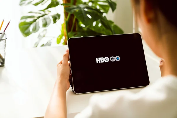 Bangkok Thailand August 2020 Woman Holding Smartphone Show Hbo Application — Stock Photo, Image