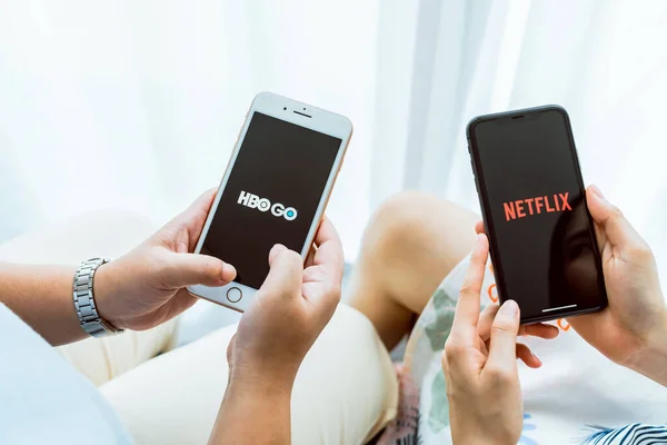 Bangkok Thailand Augustus 2020 Vrouwen Met Smartphone Met Hbo Netflix — Stockfoto