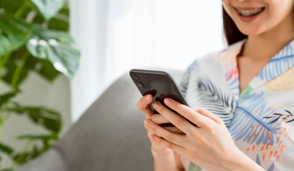 Close Van Een Vrouw Die Een Smartphone Vasthoudt Gebruik Maakt — Stockfoto