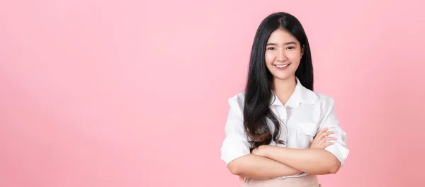 Sonriente Mujer Asiática Pie Brazos Cruzados Sobre Fondo Rosa —  Fotos de Stock