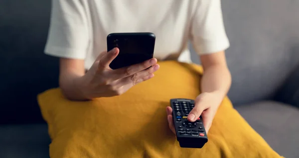Hand Holding Smartphone Afstandsbediening Films Kijken Een Ontspannen Dag Het — Stockfoto
