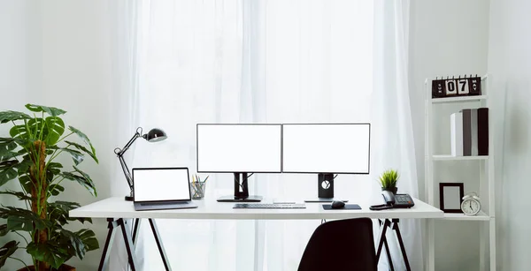 Mooi Bureau Huis Computer Laptop Met Blanco Scherm Tafel Huis — Stockfoto