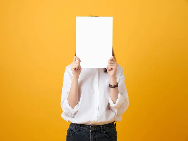 Jovem Segurando Papel Branco Fundo Amarelo Para Sinais Publicitários — Fotografia de Stock