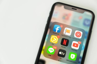Bangkok, Tayland - 09 Ağustos 2020: iPhone X masada ve uygulama sosyal medya ekranını göster. Telefon günlük bir ihtiyaçtır..