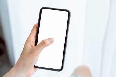 Masadaki boş ekranın akıllı telefon maketi. Reklam yapmak için ekranınızı alın.