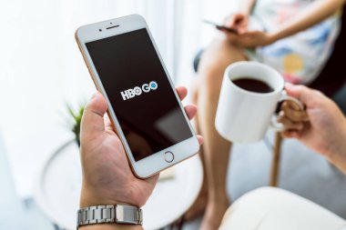 Bangkok, Tayland - 09 Ağustos 2020: HBO uygulamalı akıllı telefon. premium TV bölümleri ve filmler izlemek için yayın hizmeti.