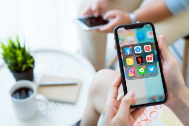 Bangkok, Tayland - 09 Ağustos 2020: Gösterim uygulaması sosyal medya ekranının iPhone 'unu kullanmak. Telefon günlük bir ihtiyaçtır..