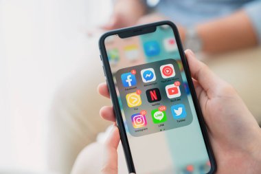 Bangkok, Tayland - 09 Ağustos 2020: Gösterim uygulaması sosyal medya ekranının iPhone 'unu kullanmak. Telefon günlük bir ihtiyaçtır..