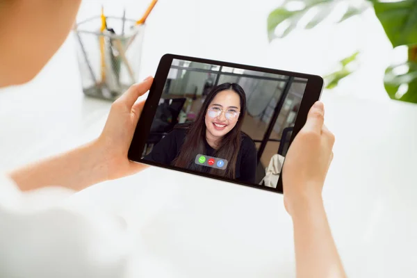 Joven Mujer Asiática Sonriente Haciendo Videollamada Línea Hablando Con Amigos — Foto de Stock