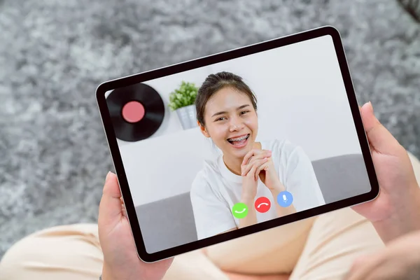 아시아 여성이 온라인으로 전화를 친구들과 집에서 디지털 태블릿으로 대화를 나눈다 — 스톡 사진