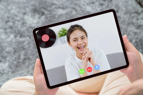 Joven Mujer Asiática Sonriente Haciendo Videollamada Línea Hablando Con Amigos —  Fotos de Stock