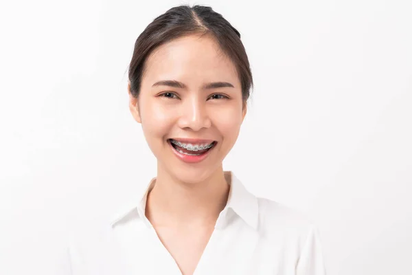 Весела Жінка Азії Стоїть Усміхається Білому Фону — стокове фото