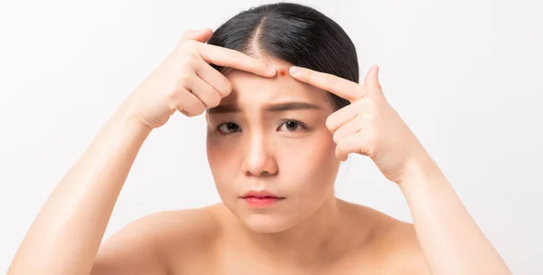 Mulher Asiática Apertando Espinhas Seu Rosto Conceito Estilo Vida Cuidados — Fotografia de Stock