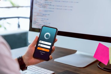 Müşterilere göndermeden önce akıllı telefon ve tasarım uygulamalarını test performansı ile tutan tasarımcı. çevrimiçi çalışma sistemi kavramı.