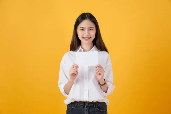 Mujer Asiática Joven Sosteniendo Papel Blanco Con Cara Sonriente Mirando — Foto de Stock