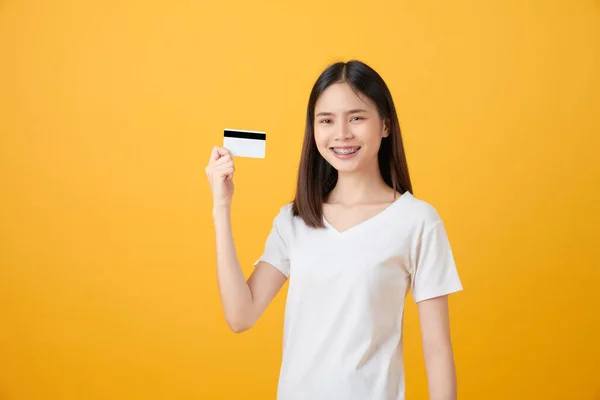 Atractiva Mujer Asiática Sonriente Sosteniendo Pago Con Tarjeta Crédito Sobre —  Fotos de Stock