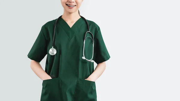 Läkaren Står Med Stetoskop Och Leende Den Vita Bakgrunden — Stockfoto