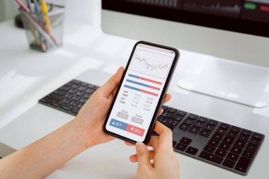 Borsa konsepti, el tüccarı görünümlü akıllı telefon. Grafik analizi, mum hattı, ekran diyagramları..