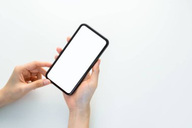 Masadaki boş ekranın akıllı telefon maketi. Reklam yapmak için ekranınızı alın.