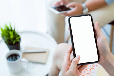 Masadaki boş ekranın akıllı telefon maketi. Reklam yapmak için ekranınızı alın.