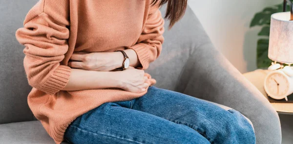 Jonge Aziatische Vrouw Handen Houden Maag Pijn Periode Krampen Omdat — Stockfoto