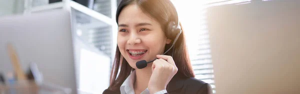 Smiling Asian Woman Consultant Wearing Microphone Headset Customer Support Phone — Stock Photo, Image