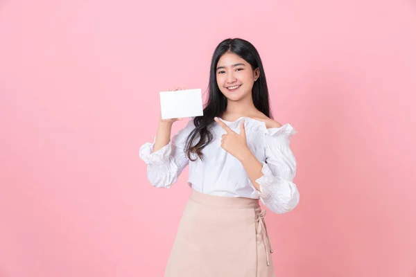 Mujer Asiática Joven Sosteniendo Papel Blanco Con Cara Sonriente Mirando —  Fotos de Stock