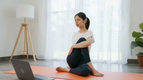 Asiatische Frauen Machen Yoga Übungen Allein Und Schauen Sich Online — Stockfoto