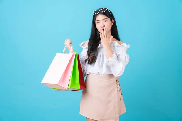 Joven Mujer Asiática Sonriente Sosteniendo Bolsas Compras Multicolores Manos Boca — Foto de Stock