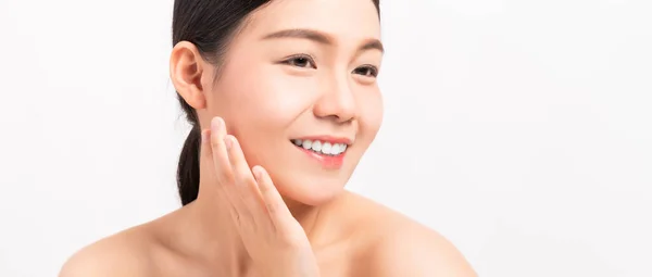 アジアの女性は 肌の美しさと健康 スパ製品のために笑みを浮かべていると構成 — ストック写真