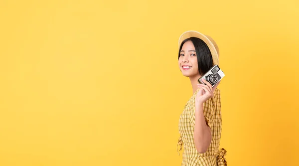 Joven Sonriente Mujer Asiática Turista Sosteniendo Cámara Mirando Para Copiar — Foto de Stock
