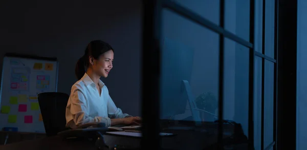 Lächelnde Asiatische Geschäftsfrau Sitzt Tisch Und Arbeitet Nachts Computer Büro — Stockfoto