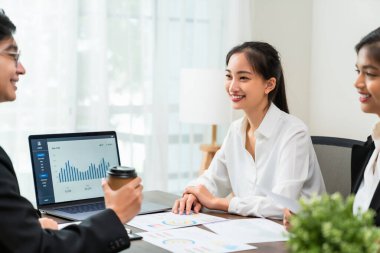 Takım çalışması Beyin Fırtınası Toplantısı ve işyerinde yeni bir başlangıç projesi, grafik belgeleriyle dizüstü bilgisayarda çalışan Asyalı iş adamları.
