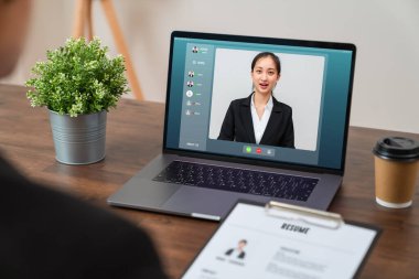 HR şirketinin elinde bir özgeçmiş başvurusu var. Video çağrısı, sohbet ve online iş görüşmeleri dijital dizüstü bilgisayarla yapılıyor, Teknoloji ağı zaman kazandırıyor ve koordinasyonu kolay.
