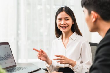 Takım çalışması Beyin Fırtınası Toplantısı ve işyerinde yeni bir başlangıç projesi, grafik belgeleriyle dizüstü bilgisayarda çalışan Asyalı iş adamları.