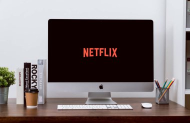 Bangkok, Tayland - 19 Ekim 2020: Apple iMac ekranında Netflix uygulaması. Netflix, televizyon bölümleri ve filmler için uluslararası bir abonelik hizmetidir..